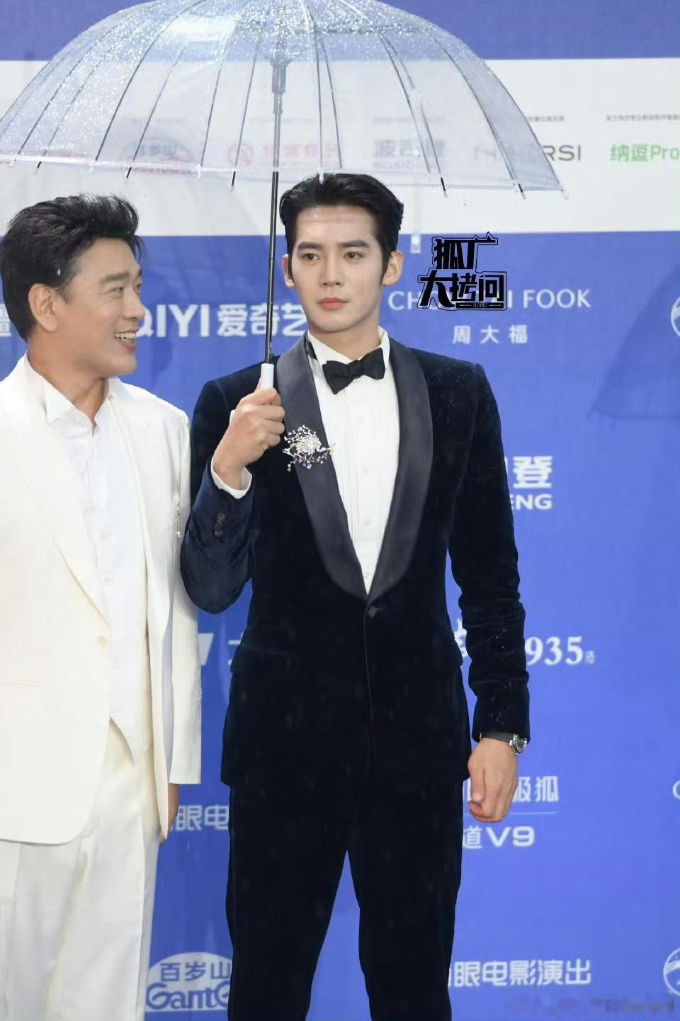 王耀庆完全演我上课时的状态王耀庆这是上课走神了呀，完全演我就是说 