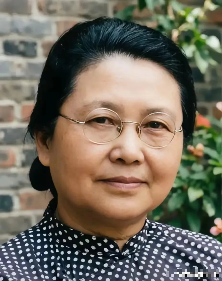 她是新中国首位女性部长，丈夫位列民国陆军一级上将。家族将门传承格外亮眼，亲生儿子