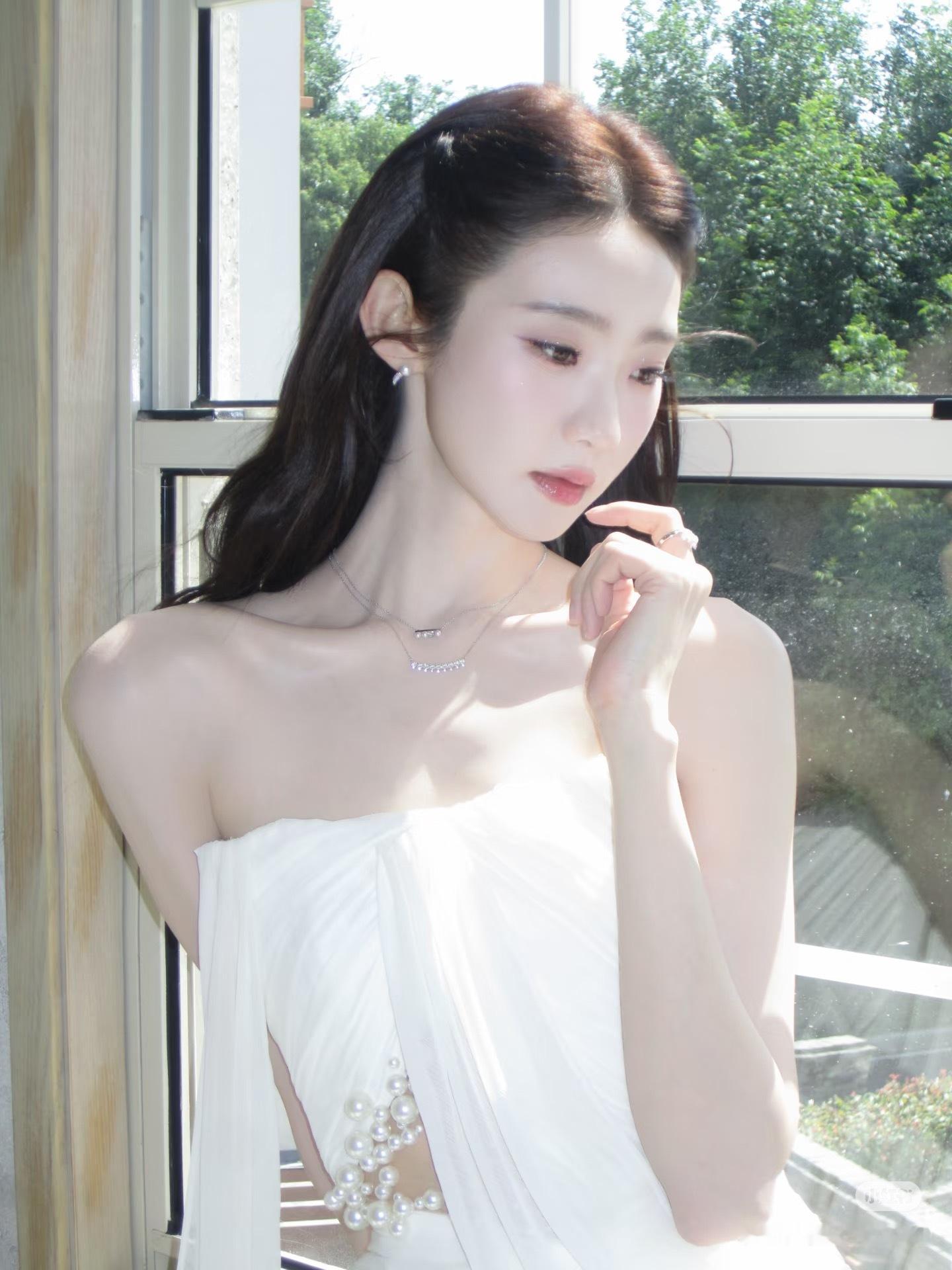 张艺凡又来给自己唱bgm了张艺凡真的很美，灵动又可爱，我只能说人见人爱啦 