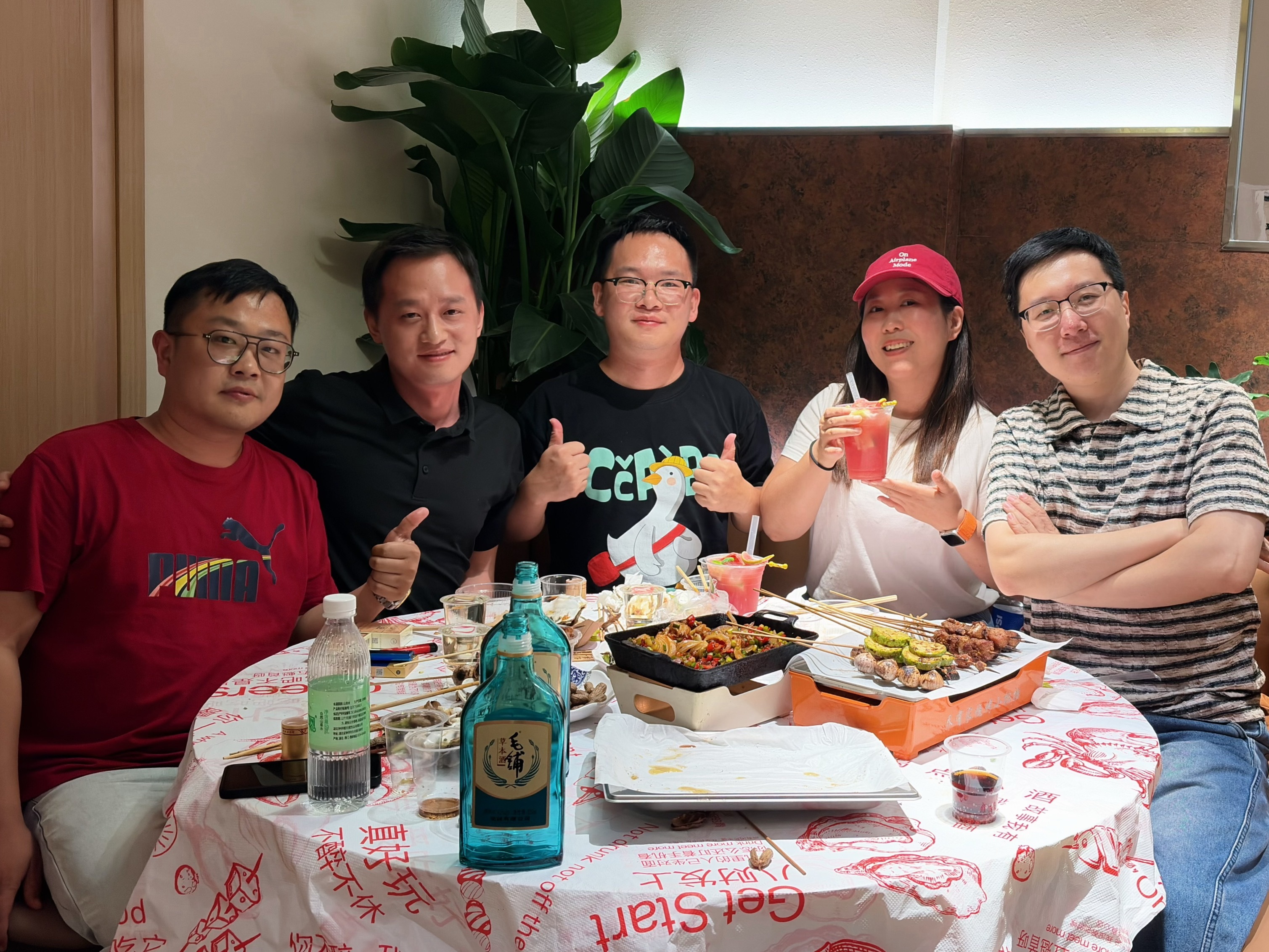 今年三十六岁，大学同学的情谊占人生的一半时光。我旁边的女生也是大学同班同学，现在