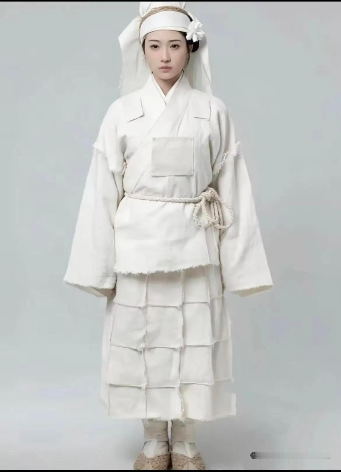 巴黎世家新作曝光：纯白麻袋式剪裁，衣摆拼接补丁，再配上头上那标志性的“孝布”……