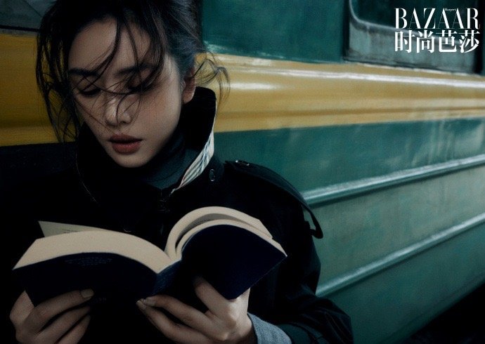 蔡文静天选文艺片女主脸 绿皮火车碾过旧时光，蔡文静枕书靠在斑驳车窗边。阳光漫过她