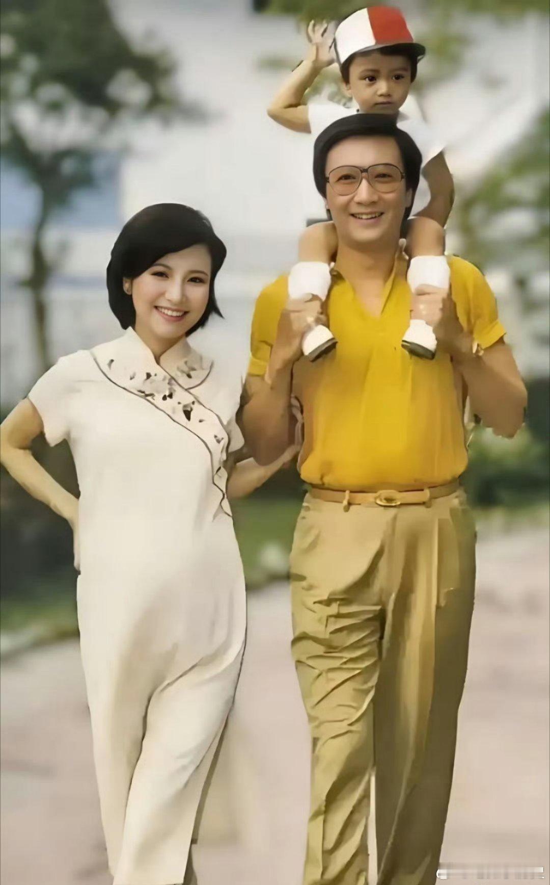 谢贤进ICU后一心要等谢霆锋回香港老照片：1982年，2岁的谢霆锋和爸爸谢贤妈妈