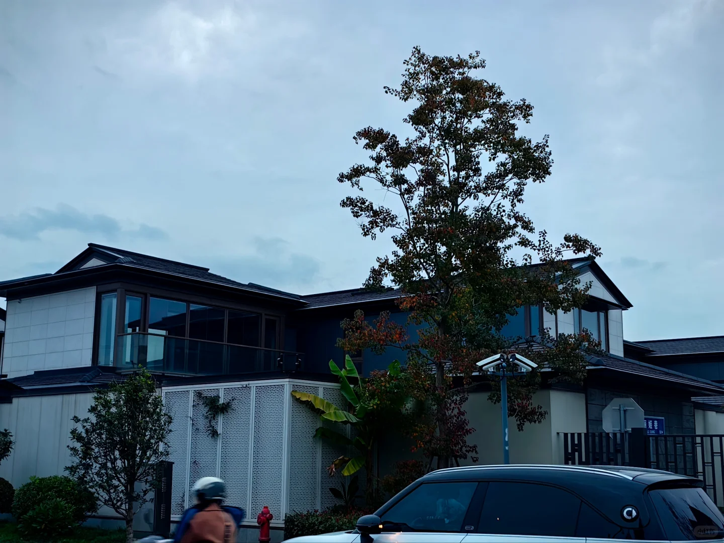 秋风瑟瑟中，看苏州古城内的上亿豪宅仁恒耦前，这个楼盘并不是中式，而原型是美国赖特...