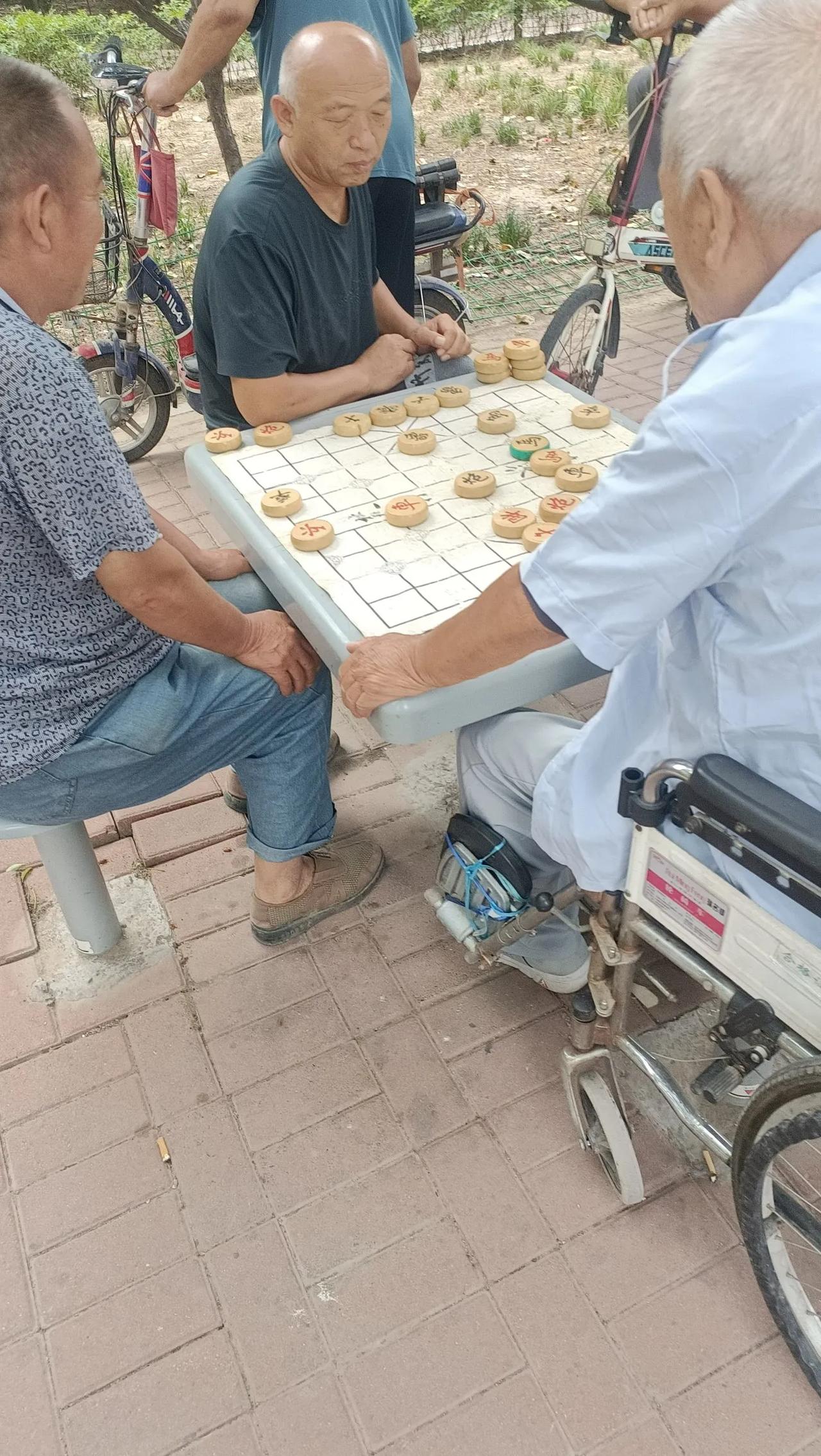 象棋第一人王天一被抓，影响太大了。
  以前人满为患的象棋坛，变得凋零了！