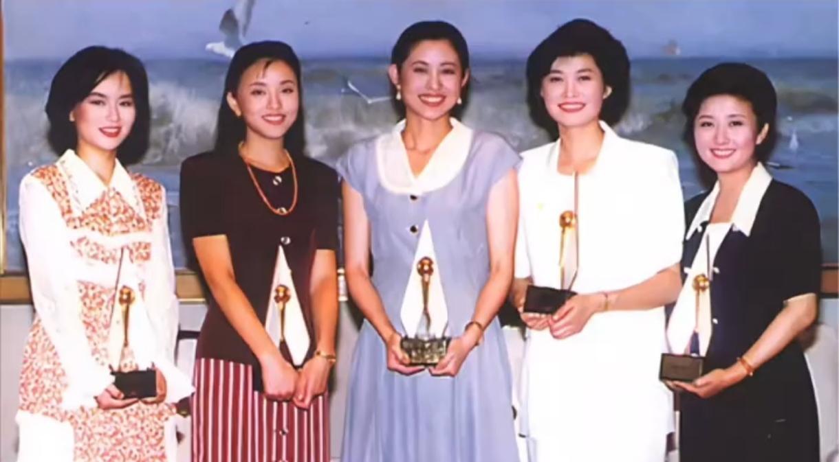 你能一眼认出照片里这五位笑意盈盈的姑娘吗？1993年首届金话筒奖颁奖礼上，她们捧