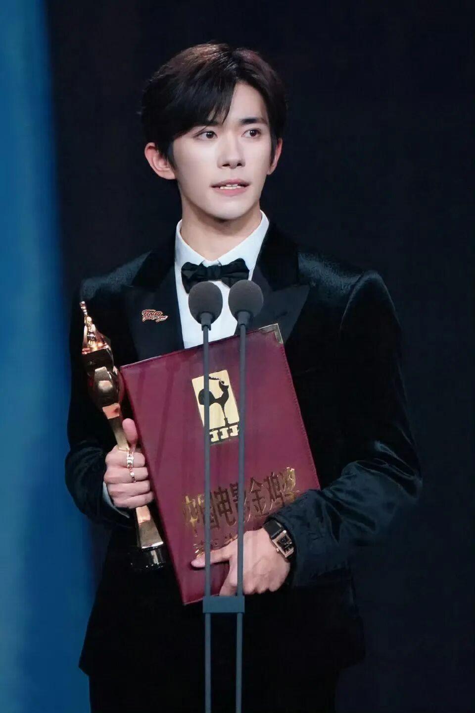 易烊千玺以《小小的我》中脑瘫少年刘春和一角摘得第38届金鸡奖最佳男主角奖，这位四