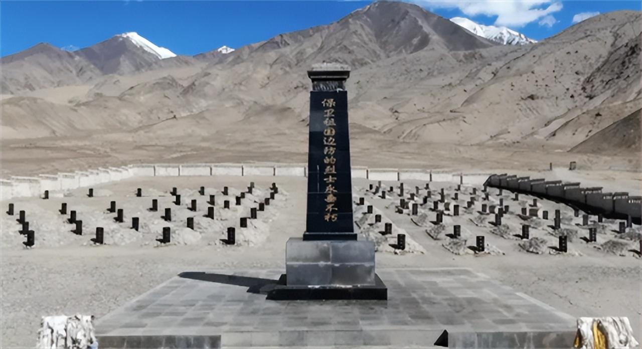 有一回，报道刊的记者与朋友登临上这座海拔4700米的烈士陵园，与常驻此处的边防军