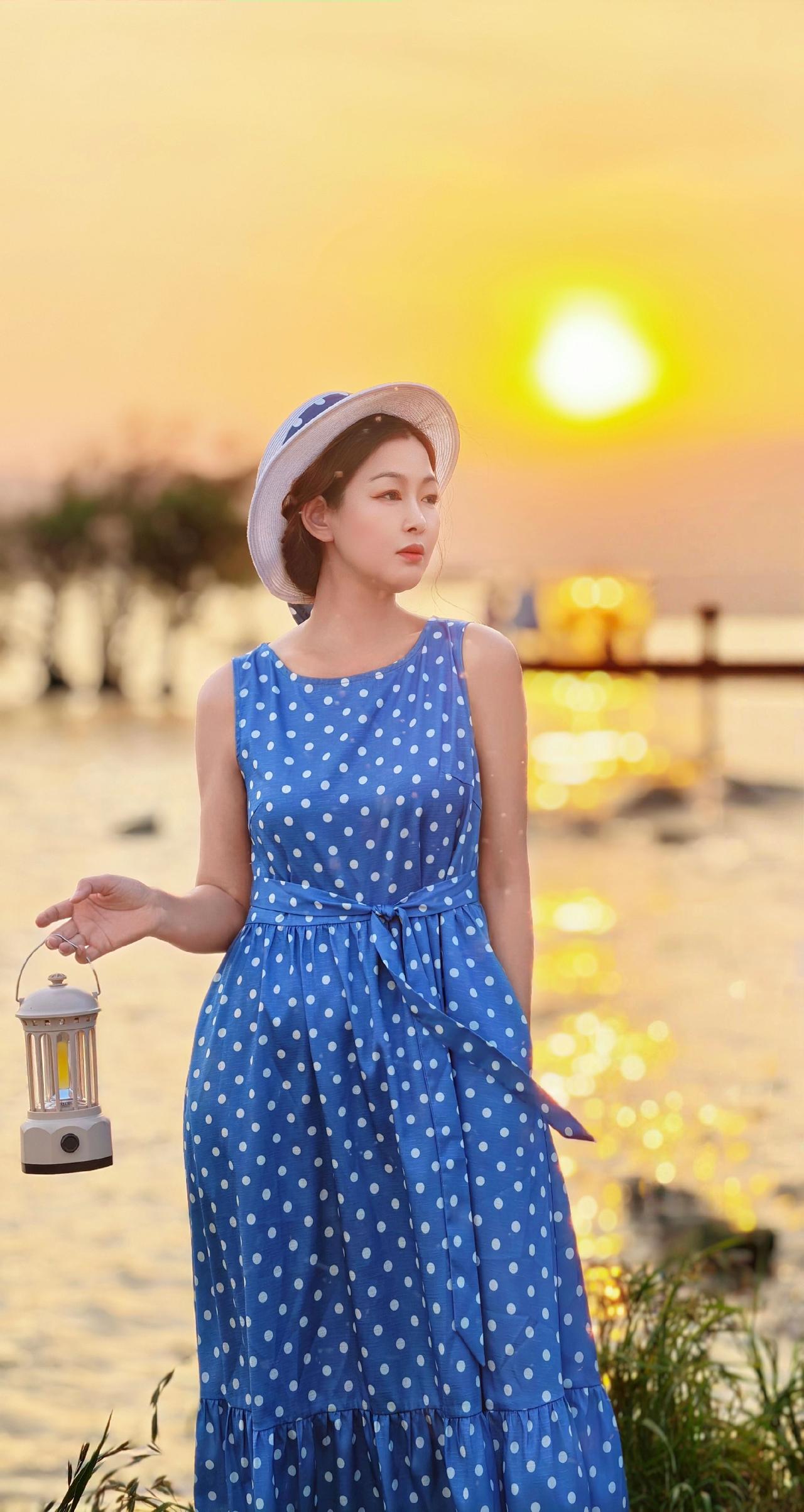 因《罗马假日》的浪漫，因奥黛丽·赫本的优雅，为你设计了这条法式波点背心裙。自带复