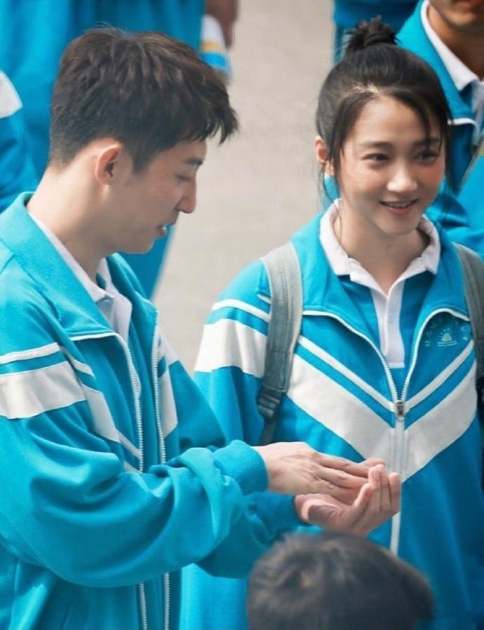 黄景瑜这次不穿警服穿校服 《岁月有情时》轻松搞笑的风格特别适合过年观看，黄景瑜放