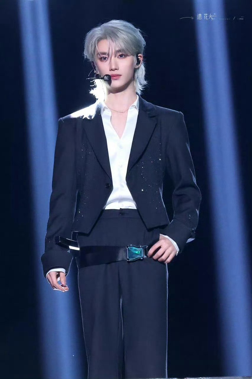 丁程鑫｜时代少年团演唱会舞台饭拍出图，银蓝发色配禁欲系西服套装，今天是精灵王子来
