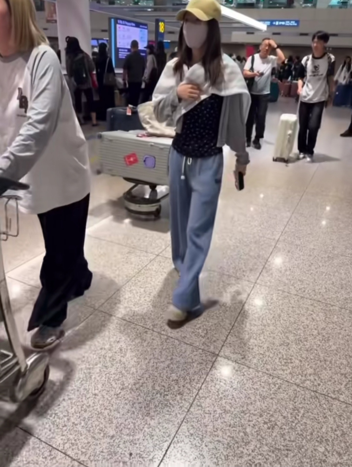 网友偶遇赵露思在🇰🇷买衣服，这是为新剧《告别信》做准备吗 ​​​