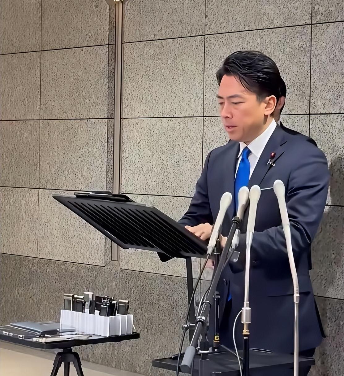 小泉进次郎抗议时脸色苍白，声音颤抖，眼神涣散。这样就对了

大半夜不睡觉，东京那