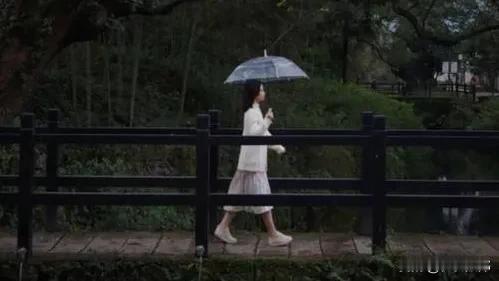 好风十里
诗酒人家
风雨有约
绊不住…
岁岁中夏不相负
你引花香十里绚烂，我掘流