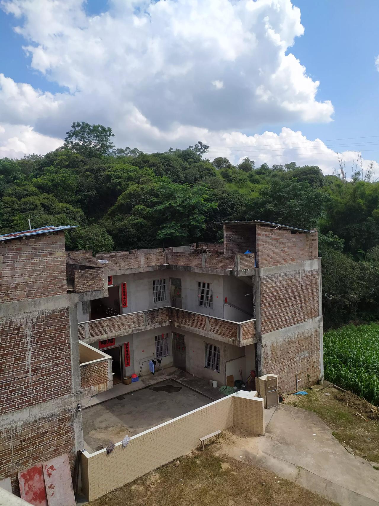 最近大叔来我的家乡拍视频和直播带货，遭受了网上各种各样的声音，有好的，也有部分不