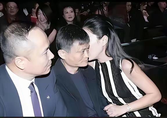 马云左边的这个人是刘涛的老公吗？