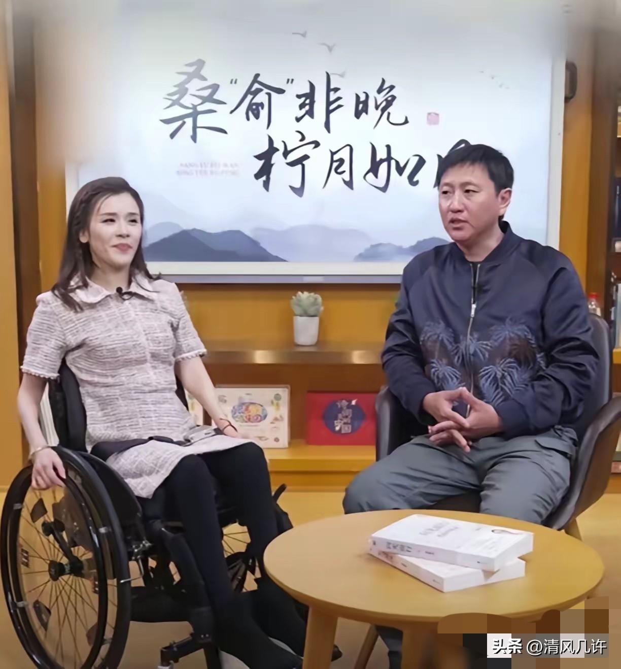 桑兰瘫痪27年了，生活完全依赖他人。喝水、吃饭、盖被子、穿衣服，全都要别人帮忙。