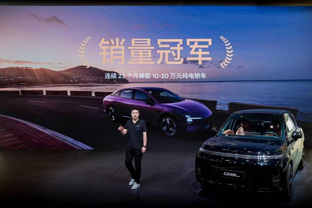 小鹏MONA 成都车展现场高能上新！
MONA 系列 M03、L03 双车齐亮相