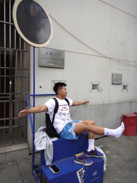 兄弟们，帮我找找照片里的重点！