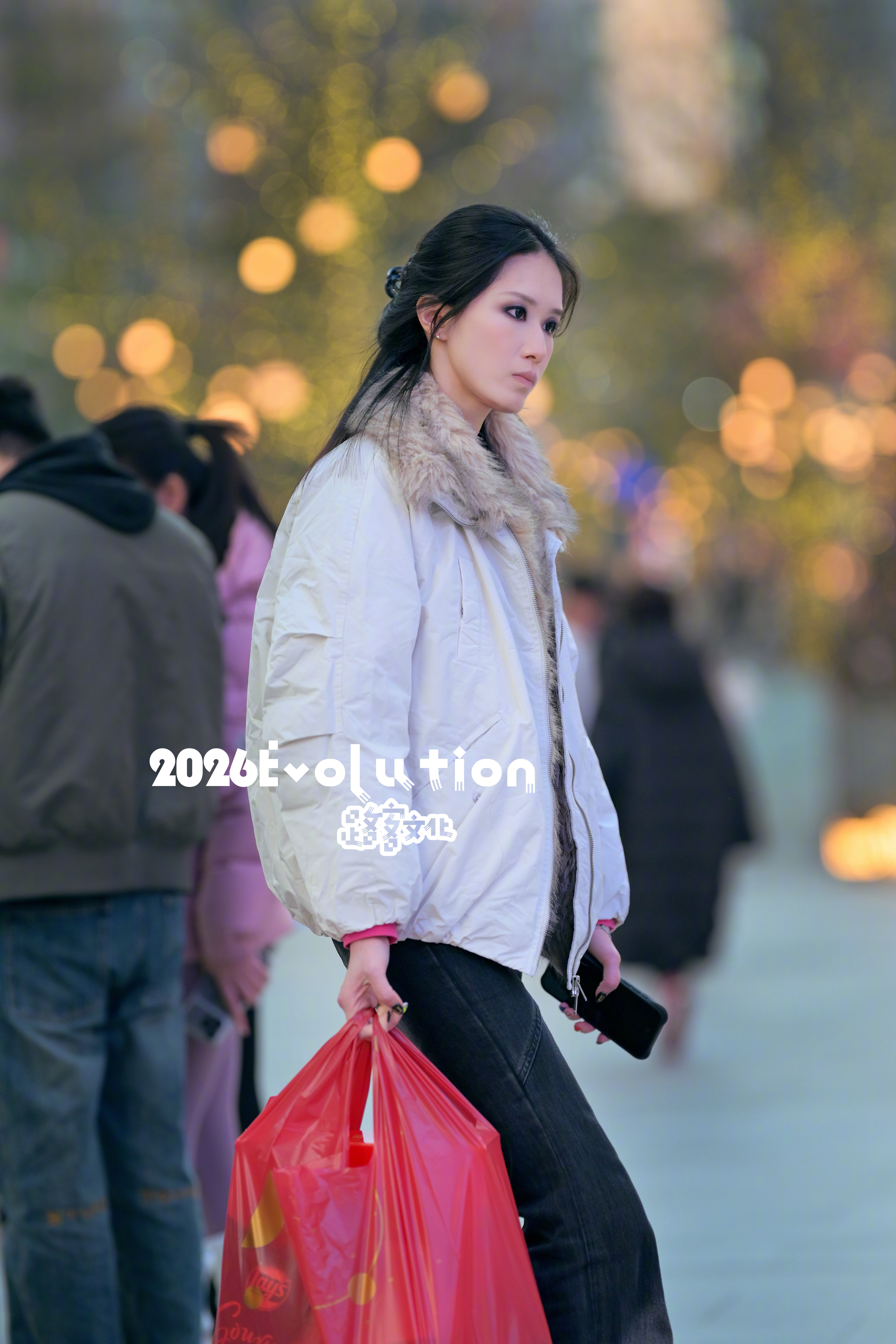 小姐姐很有个性哈! 