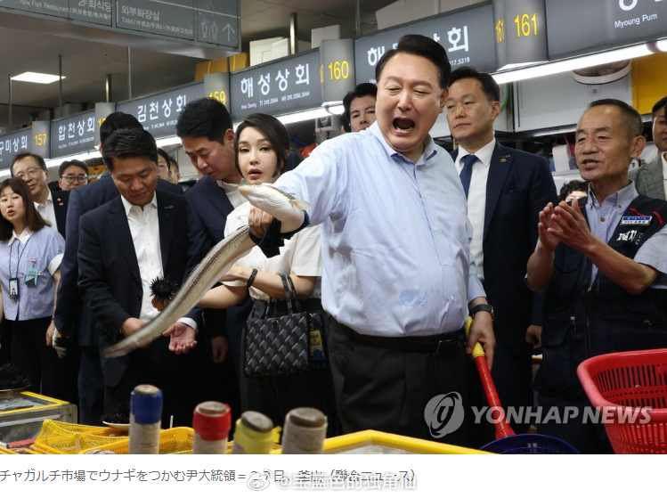 韩联社日本7月27日文访问釜山水产市场的尹大统领：“智慧的国民是不会被污染水的谣