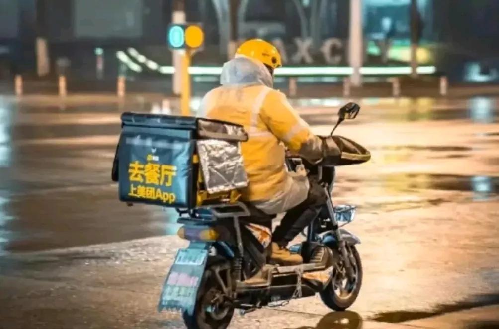 天气越来越冷了，但是，外卖骑手却让人感觉很温暖！因为，有一位外卖骑手做了一件好事