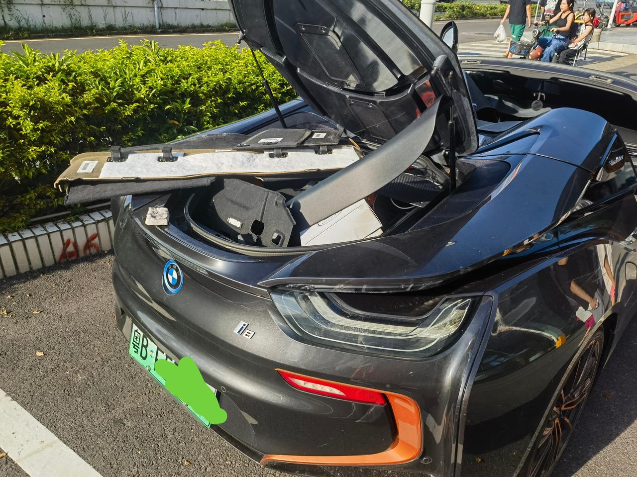 深圳牌的宝马i8就这样陨落了，十月台风淹车库[捂脸]然后就在四儿子店的路边悲惨地