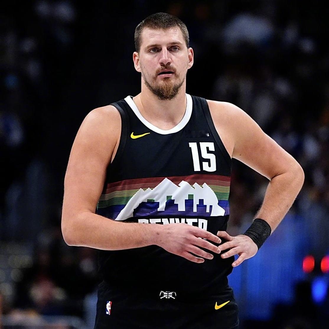 NBA单赛季三双最多是威少的42次、而总三双纪录也是威少保持的205次。约基奇在