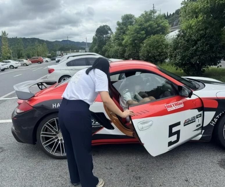 贵阳17岁女孩坐顺风车回家，车刚开进湖南一处高速服务区，司机下车后竟一直没回来，