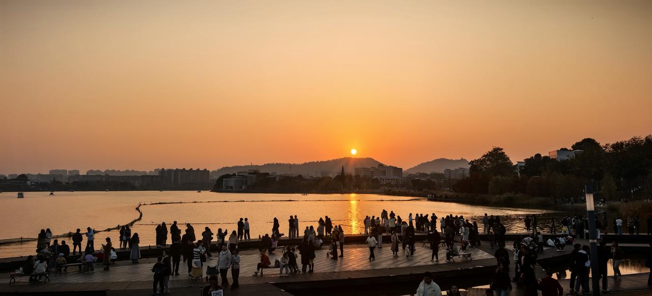 酒店：这个房间风景与众不同，女子看后哭笑不得。
女子入住酒店后，躺在床上喊了一声