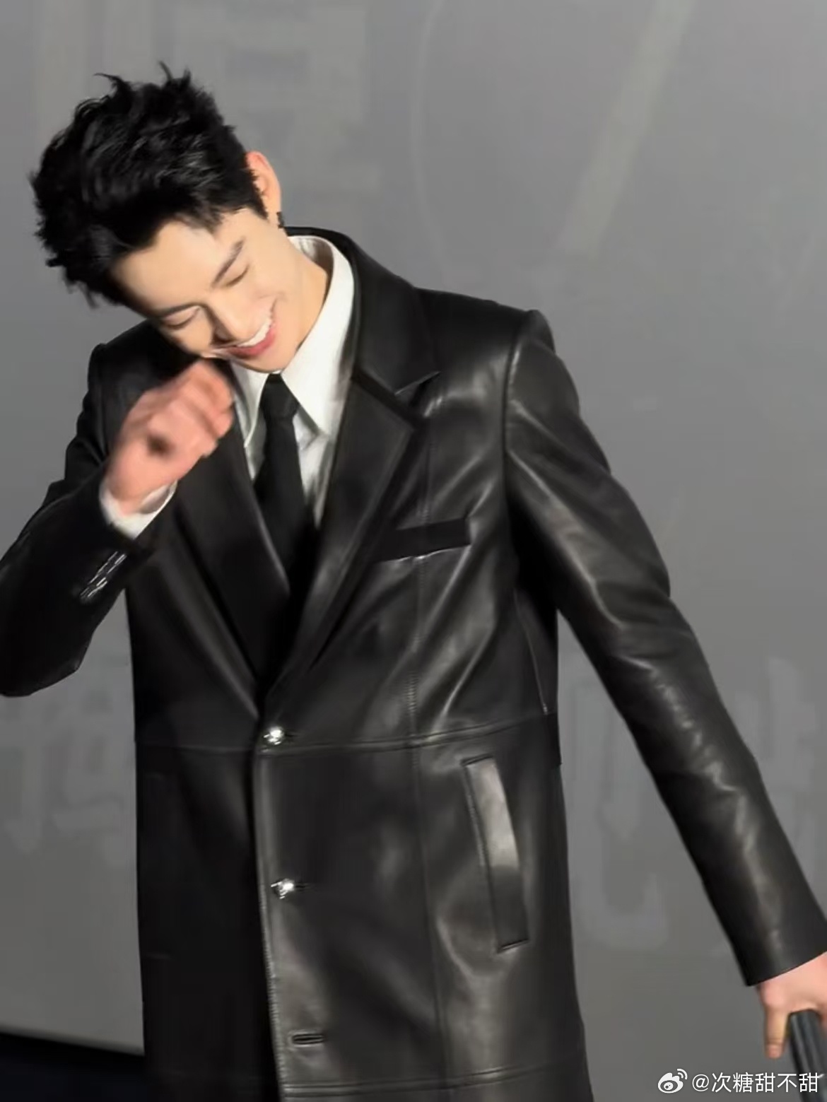 王鹤棣大奉打更人追剧团现场撒娇  王鹤棣现场撒娇  王鹤棣现场撒娇，结果自己先害