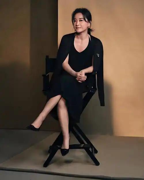 贾玲真的瘦了好多，现在和以前的她简直像两个人！但当她笑起来，眼神里那股熟悉的机灵