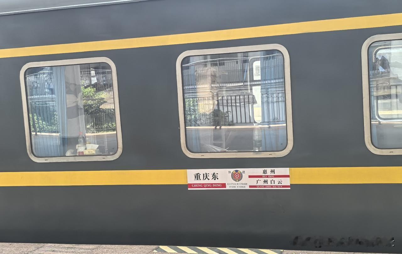 一个电话，帮同车的旅客要回了第三方购票平台多收的85元钱。
     昨天中午从