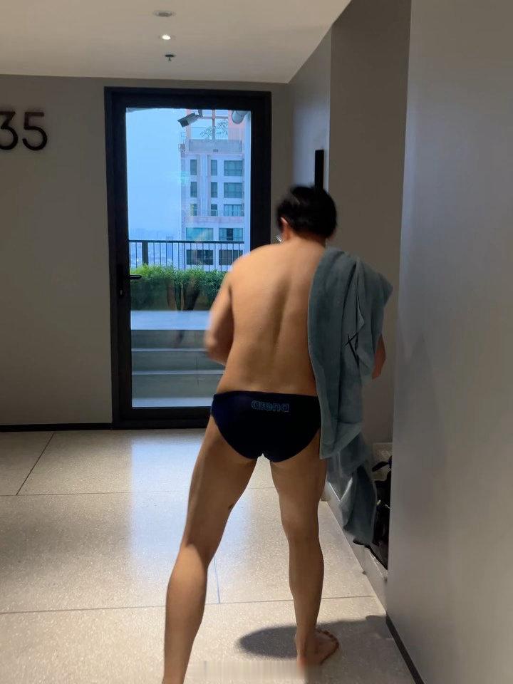 游泳池的更衣室： 