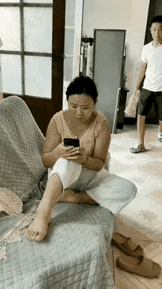 这男人发了工资就应交给妻子来分配家庭日常生活开销！只要妻子勤俭持家就行。

如果