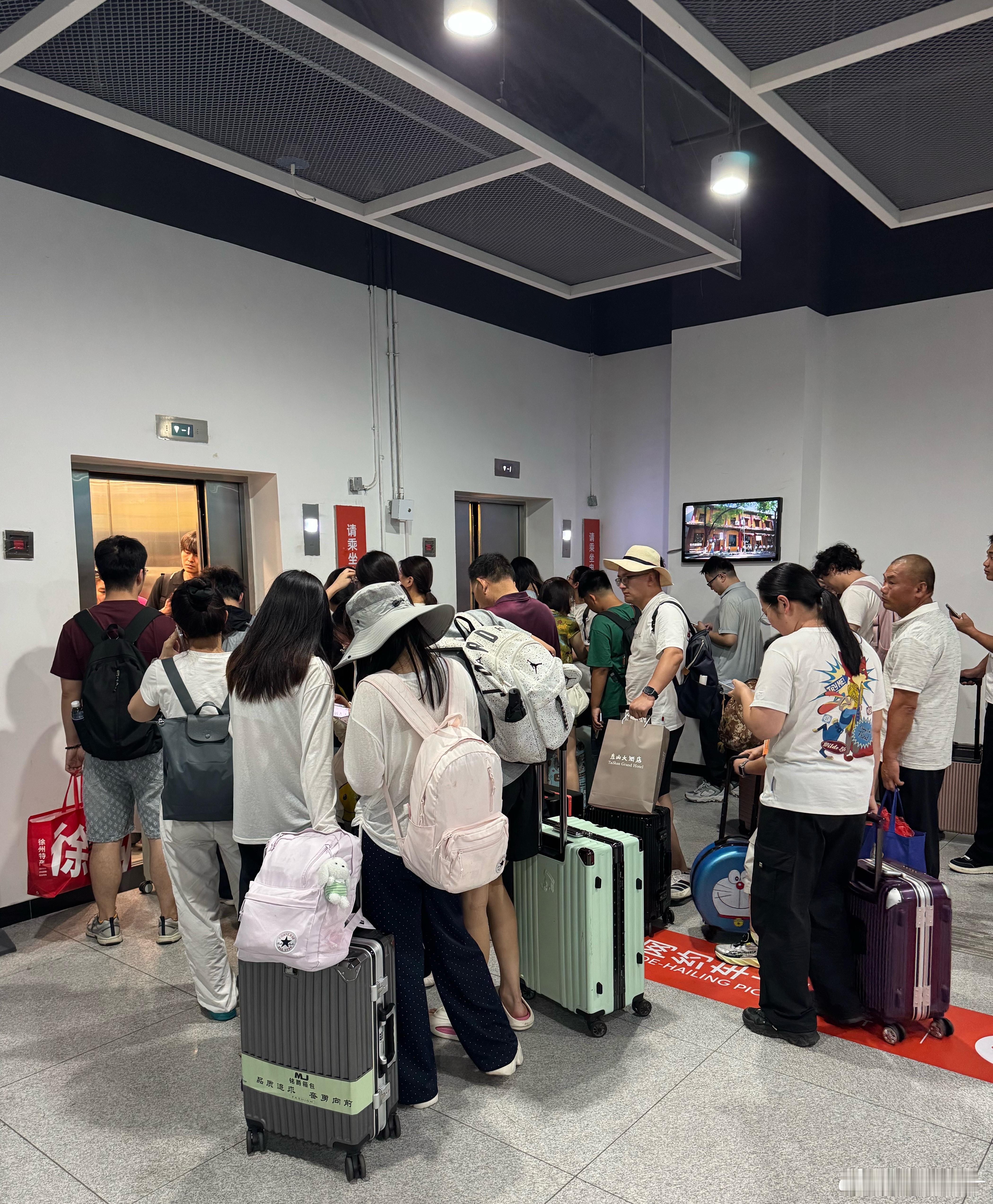 帮大家排个雷：济南高铁站，打网约车不要从北停车场下去，这儿只有两个直梯，没有扶梯