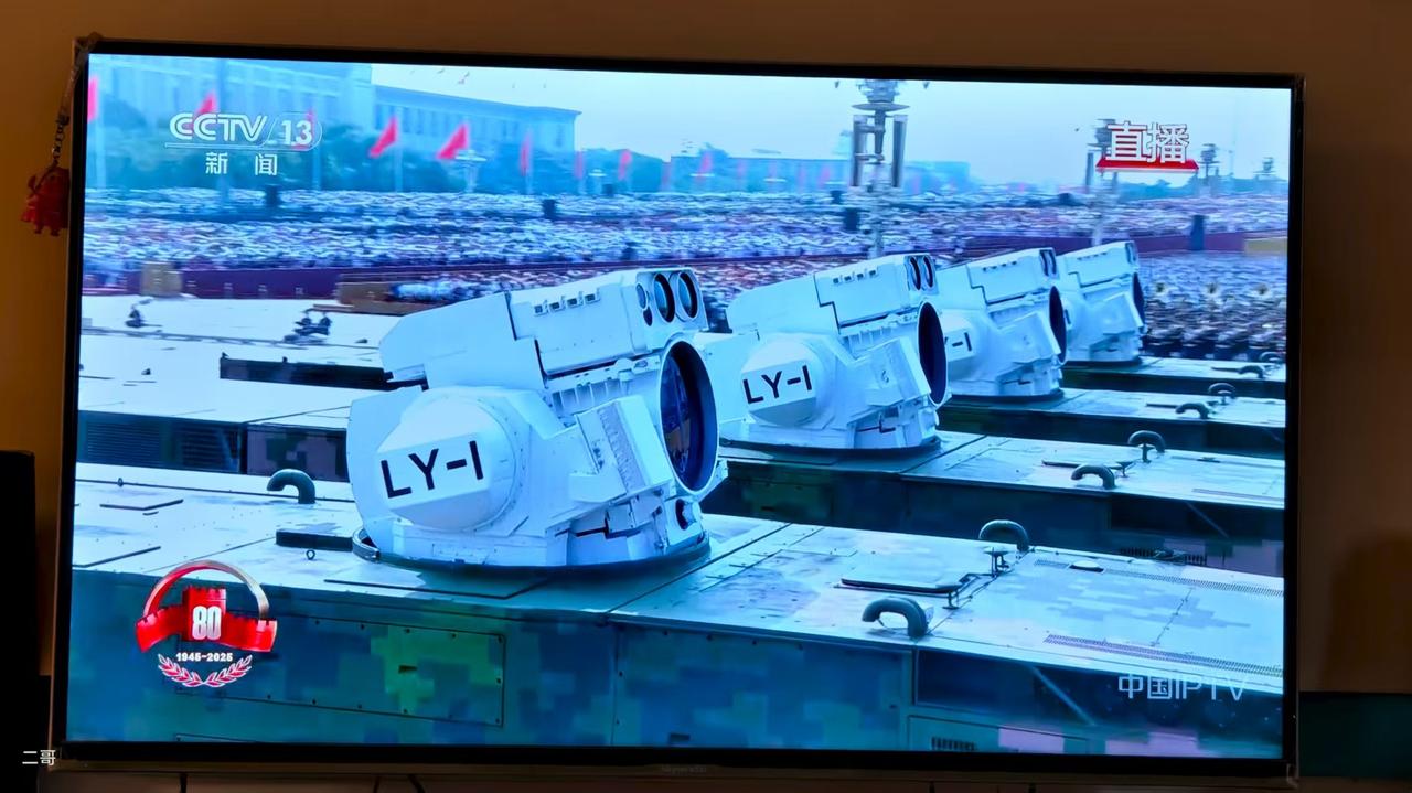 激光武器？？？这口径～已经不是致盲级别～这是直接烧毁了吧？？？