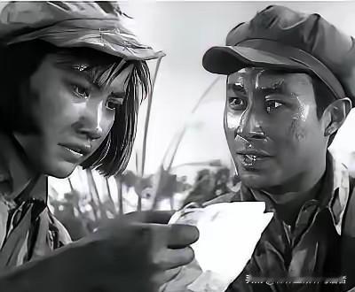 1937年深秋，林梅把染血的布防图塞进地主王学文手里，只说了一句：“送出去，我们