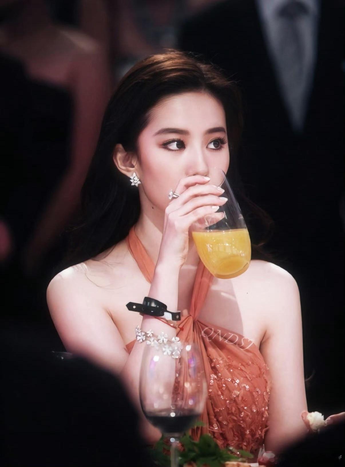 刘亦菲"举杯小酌，优雅气质尽显，生活点滴也如此迷人。刘亦菲的这套晚宴造型，绝对是