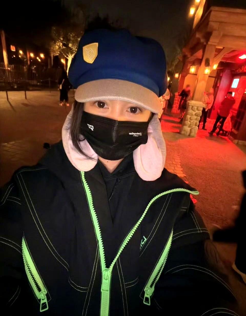 关晓彤这波迪士尼照片也太会戳少女心了吧！

现在网上吵翻了，有人说她戴蓝帽子配粉