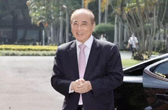 台湾媒体人黄扬明日前发文分析，李贞秀有无可能比照王金平透过诉讼夺回民众党籍？当年