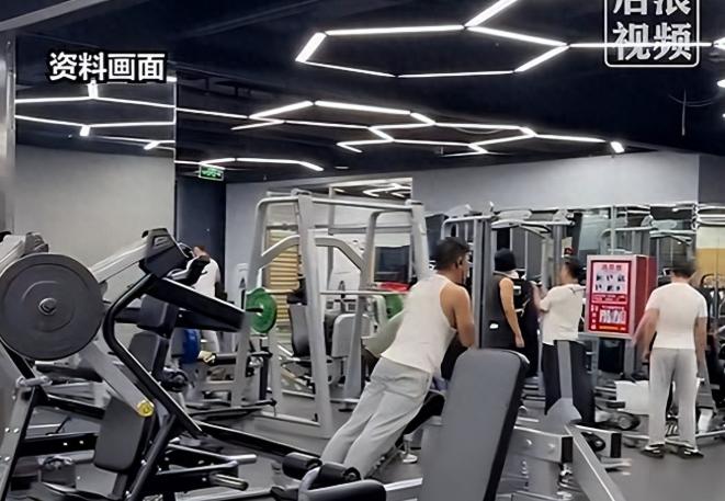“别太离谱！”陕西西安，一对情侣办卡后去健身房锻炼，男生看女友动作不标准就上前指