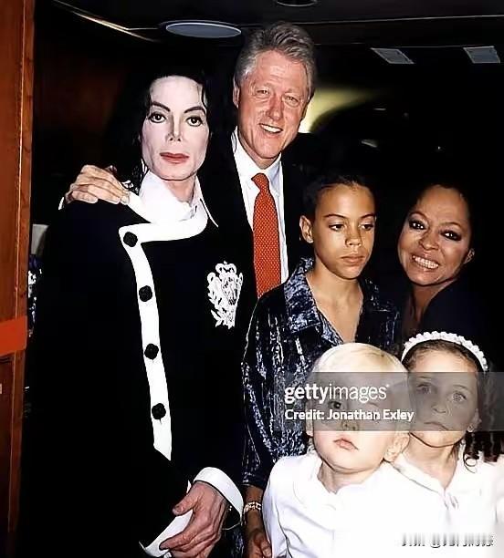 杰克逊也许都想不到，在自己离开这个世界这么多年之后，这些冷饭又被炒热了，还是我们