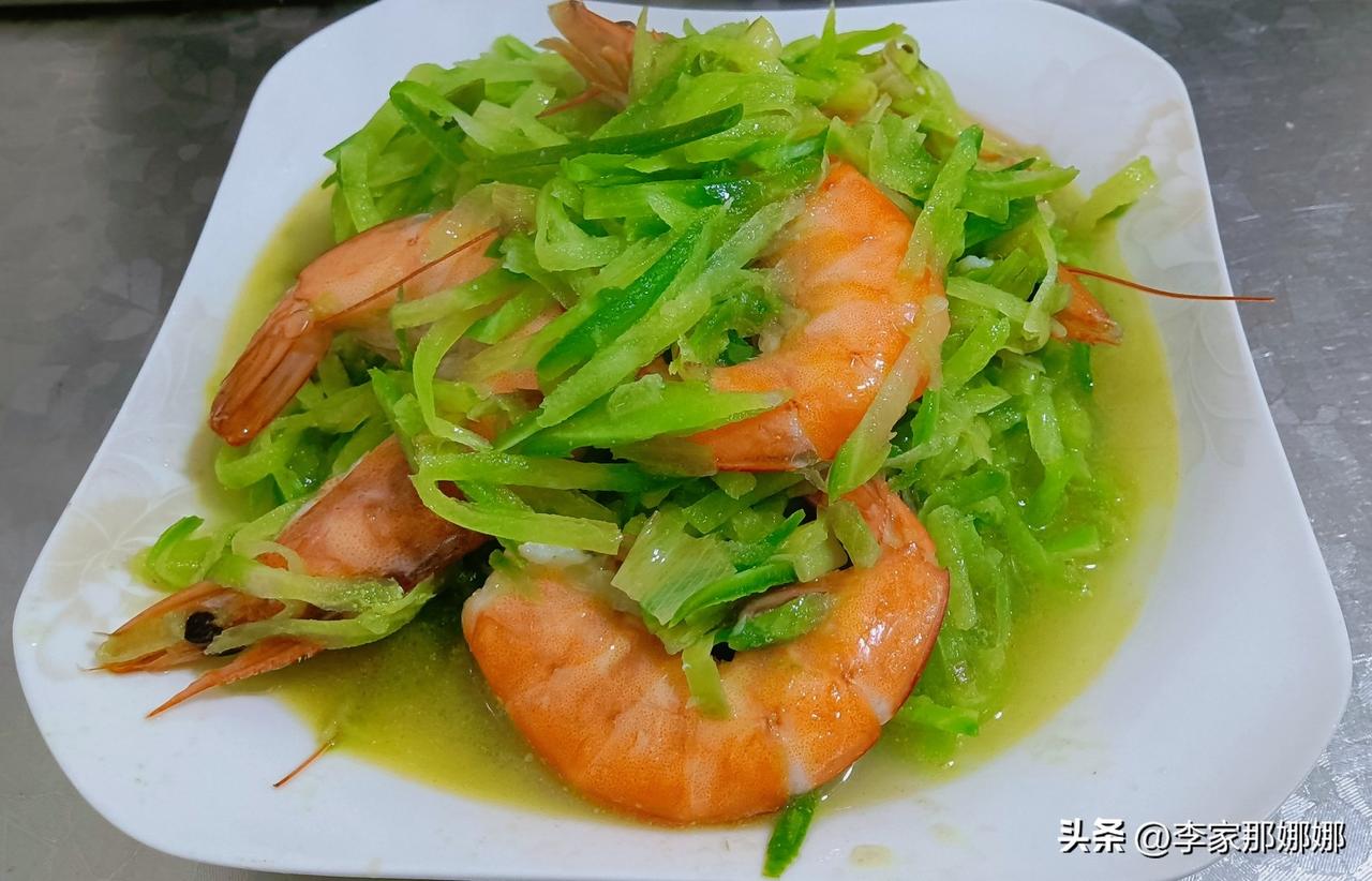 晚饭，即墨农村老李家今晚的晚饭。

萝卜炒大虾
酱牛肉
清炒菜花
哏呱唧
热牛奶