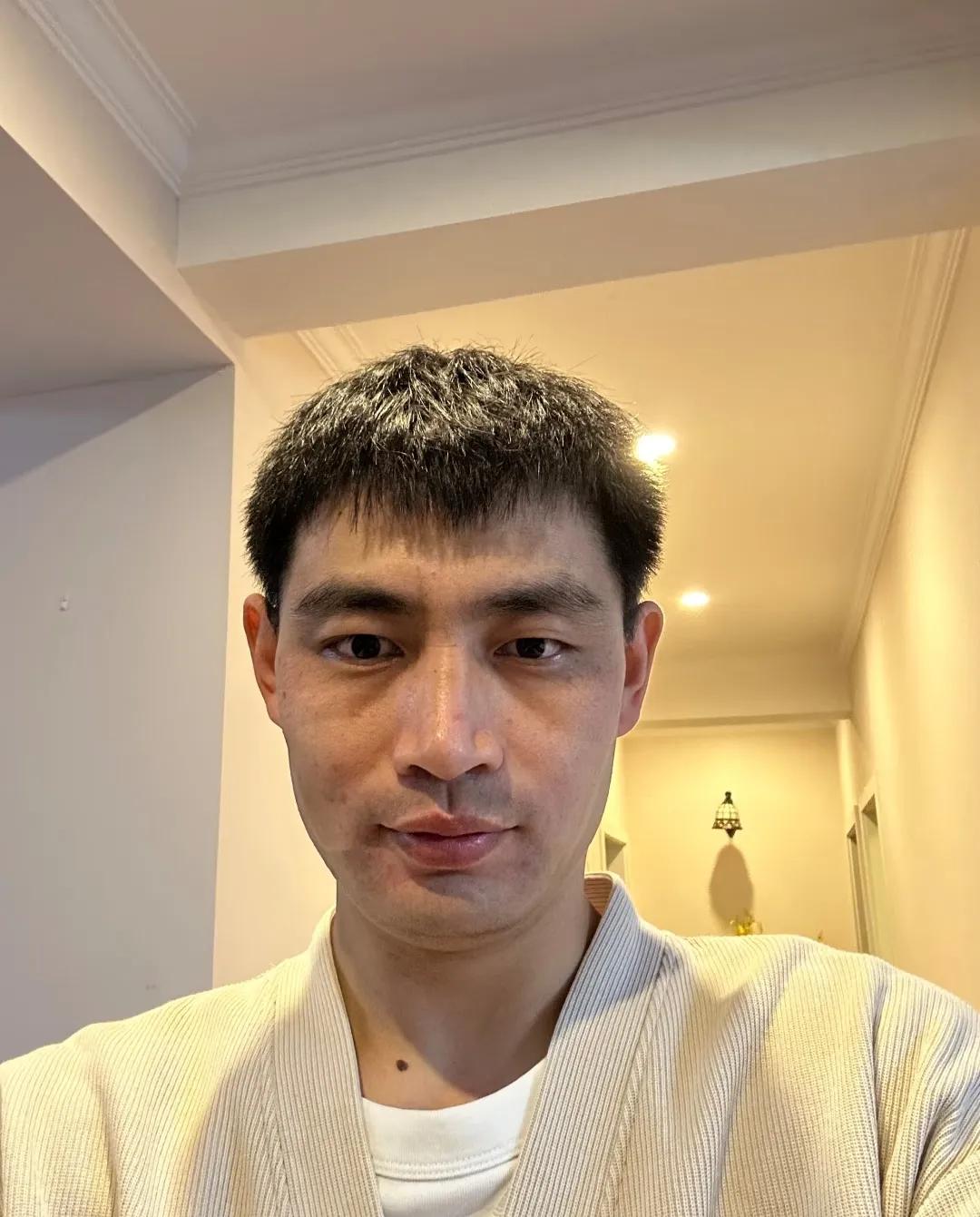 中年了，你敢辞职吗？
同事递交了辞职报告。他今年35岁。
以为他已经找到了工作，