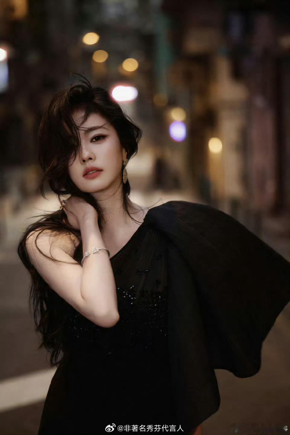 尖叫之夜出图白鹿简直就是美艳港女