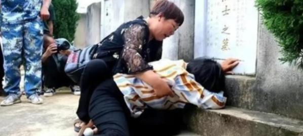 1984年，新婚三天的丈夫，上前线打仗不幸牺牲。不料，她的妻子却立马改嫁给了他的