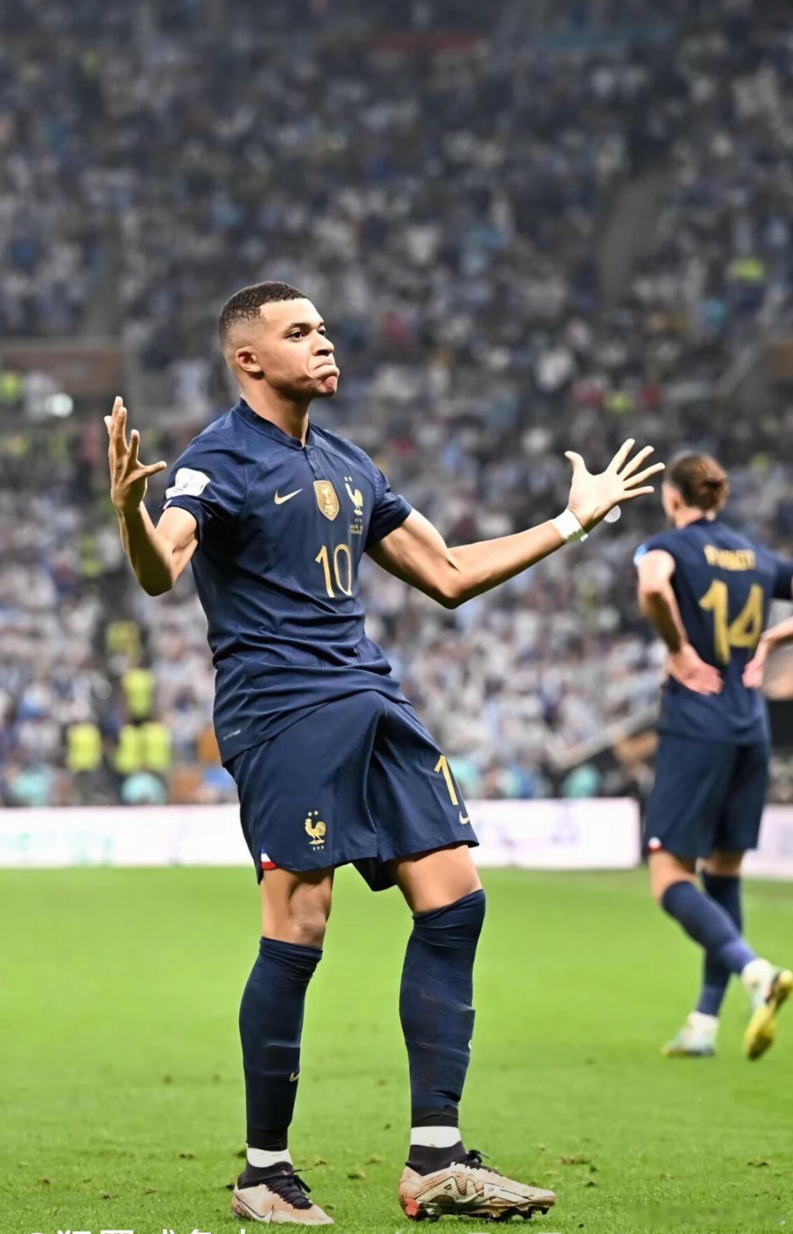 早睡的理由:凌晨4点要看球 再具体点:要看姆巴佩Hala Madrid! 