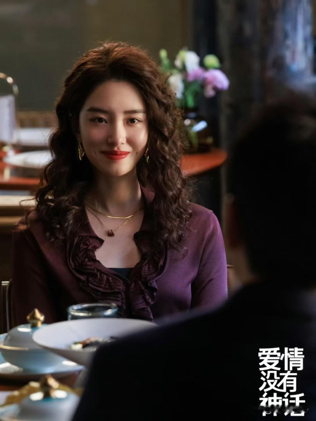 《爱情没有神话》13集这场饭桌戏，原配与小三的无声交锋，才是全剧的精华。
前一天