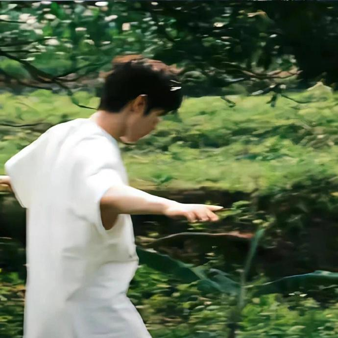 “23句温柔小众文案”1.一起吹过晚风的人 大概会记得久一些2.请保持热爱 奔赴